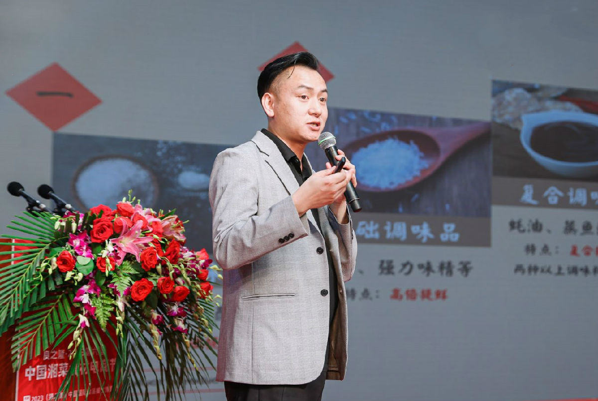 何青.jpg 小草影院